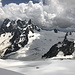 Unterwegs an der Aiguille du Midi - Blick auf die benachbarte Berg- und Gletscherwelt, u. a. mit den  Grandes Jorasses und  Dent du Géant.