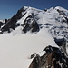 Aiguille du Midi - Ausblick zum etwa südlich gelegenen Mont Blanc du Tacul sowie zu Mont Maudit und Mont Blanc. 