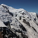 Aiguille du Midi - Blick zum Mont Blanc. Gut sind auch große Teile unserer späteren Tour auf den höchsten Gipfel der Alpen nachzuvollziehen. Von der Aiguille du Goûter geht's zum Dôme du Goûter (teils auf der hier nicht einsehbaren NW-Flanke), dann kurz hinab in den Col du Dôme und anschließend vorbei am Vallot-Biwak zum Mont-Blanc. Dazwischen ist auch gut der Bosses-Grat zu erkennen - mit den beiden "Buckeln" Grande Bosse (4.513 m) und Petite Bosse (4.547 m).