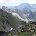 Blick vom Vorder Grauspitz auf den Hinter Grauspitz und die Gipfel des Rätikons. Rechts vorn der von weitem sichtbare Steinmann