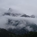 Vom Tal ist das Oldenhorn zu erahnen; die Station Cabane befindet sich rechts in der Wolkenlücke.