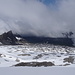 Bei der Felsnadel angekommen, öffnen sich die Wolken und geben den Blick auf das Gletschervorfeld des Glacier de Tsanfleuron frei...