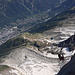 Aiguille du Midi - Unseren ersten Tag am Mont Blanc lassen wir ruhig angehen: Soeben sind wir per Seilbahn von Chamonix (unten) hierher geschwebt. Die Gondel ist rechts zu sehen, und etwa in Bildmitte erahnt man passenderweise auch die Mittelstation auf dem Plan de l’Aiguille.