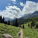 Sul sentiero che scende dl Passo Laghi Gemelli al Rifugio Alpe Corte. Ambiente top!!