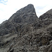 Blick vom Anstieg zur Gliegerkarspitze, unten Steigspuren, oben leichte Kletterei Es dominiert die Westseite der Urbeles