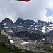 Auf der Terrassse der Leglerhütte. 
Der Abstieg vom Chli Chärpf wäre so einfach und schnell gewesen ohne dieses Intermezzo mit Skip, dass uns sicher eine Stunde in Anspruch nahm