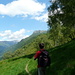 Sul sentiero in direzione della Capanna di Neveggio, sullo sfondo compare il Pizzo di Corgella. 