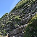 Im Schlussaufstieg zum Druesberg eine erste gesicherte Stelle. Bei diesem schön gestuften Gelände darf man die Kette aber getrost auslassen und als Reserve für feuchte Bedingungen betrachten.