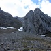 Den Chastelendossen erreicht man über das hintere Schneefeld in der Bildmitte. Danach geht es leicht auf den Dossen, den höheren der beiden Felsbrocken.