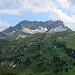 Blick zum Karhorn auf der anderen Seite des Hochtannbergpass - hier führt wohl ein Klettersteig hinauf