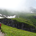diese Furche umgeht der Weg (im Foto links)