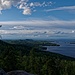 Oben angekommen gibt es etliche Felsen, die einen Blick auf die weitläufige Seenlandschaft ermöglichen.