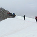 Es kommen weitere Seilschaften an am Gipfel des Piz Morteratsch.