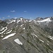 obwohl der Piz Cotschen einer 360°-Rundumsicht im Wege steht, kann sich das Panorama durchaus sehen lassen: hier über den Fil da Tuoi und den Piz da las Cavigliadas mit einigen Gipfel der Silvretta dahinter 