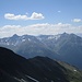 rechts am Piz Cotschen vorbei der Blick nach Süden: gegenüber das Gebiet der Macun-Seen, Bernina weitgehend im Dunst