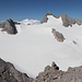Großer Gjaidstein - Ausblick am Gipfel. Über den Hallstätter Gletscher geht der Blick zu den Dirndln und zum Dachstein. Darunter ist der Eisstein zu sehen.