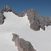 Großer Gjaidstein - Blick zum Hohen Dachstein. Dabei kann man auch erahnen, wie der Aufstieg über den Randkluftsteig - unter Begehung der vorgelagerten Gletscherfläche - verläuft. Und auch der Schulteranstieg südlich (links) davon ist nachvollziehbar.