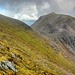 Ein Zwischengipfel kann in der Grasflanke umgangen werden. Das naechste Etappenziel ist die kleine Kuppe, Ruadh-stac Mor (1010m), der zweite und letzte Munro fuer heute.