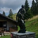 Eindrucksvolle Bronzestatue vor dem Partisanenmuseum