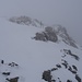 ...so geht es durch den Neuschnee auf der mit Steinmännern markierten Route...