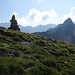 Beim Steinmann ist der Filo della Tanèda erreicht und der Blick fällt auf den gleichnamigen Gipfel.