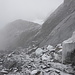 Blick vom Fußpunkt des Margherita-Gletschers über die im Abstieg zunächst abwärts dann aufwärts zu bewältigende Felspartie hinüber zum Stanley-Gletscher.