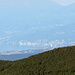 Kurz vor dem Gipfel des Snježnik kommen wir aus dem Wald und es öffnet sich den Blick zum Meer, im Hintergrund Berge Istriens
