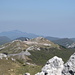 Blickt man vom Snježnik nordwärts, sieht man den Gipfel des Guslica (1490m) inklusive dessen Hütte und weiter hinten am Horizont den Slowenischen Gipfel, der ebenfalls Snježnik heisst.