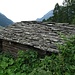 Alle Häuser in Vals sind mit Steinen gedeckt, hier noch ein Dach der alten Art