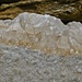 Quarzkristalle wachsen auf dem Fels.