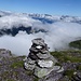 Der Schwarzchopf-Steinmann, hinten die Churfirsten im Halb-Nebel.<br />Es ist wirklich ein schöner Aussichtspunkt, weit besser als die "Passhöhe" auf 2505 m.  
