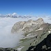 Aussicht vom Tälihorn, bemerkenswert, die Nebeldecke liegt auf etwa 2600 mm und gibt noch diverse Gipfel frei...