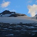 Am Abend gaben die Wolken endlich die Sicht frei auf mein morgiges Gipfelziel Basòdino (3272,4m). Rechts daneben steht der etwas niedrigere Pizzo Cavergno (3223m).