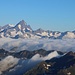 Basòdino (3272,4m): Gipfelaussicht im Zoom zu einigen Viertausender der Berner Alpen. Beherrscht wird die Szene vom Finsteraarhorn (4273,9m). Rechts ist das Lauteraarhorn (4042m). Rechts vom Finsteraarhorn schaut das Agassizhorn (3946m) hervor, weiter vorn rechts steht das Oberaarhorn (3631m). Links auf dem Foto sind die etwas weiter entfernteren Viertausender Gross Grünhorn (4043,5m), Hinter- (4025m) und Gross Fiescherhorn (4048,8m) sichtbar.