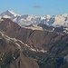 Basòdino (3272,4m): Gipfelaussicht im Zoom zum Aletschhorn (4193m) mit Blinnenhorn / Corno Cieco (3373,8m) und Rothorn / Corno Rosso (3289m) davor. Rechts steht das Grosse Wannenhorn (3905,9m) und ganz hinten ist sogar die 41km entfernte Jungfrau (4158,2m) zu sehen. Weiter sind in der Bildmitte am Horizont das Dreieckhorn (3810,7m), das Mittaghorn (3892m) und die Äbeni Flue (3962m) erkennbar.
