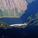 Basòdino (3272,4m): Tiefblick vom Gipfel auf den Stausee Lago di Morasco (1815m) im italienischen Val Formazza.