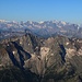 Basòdino (3272,4m): Aussicht über den Monte Giove (3009m) und Punta Clogstafel (2967m) zu den Walliser Alpen. Links ist der höchste Schweizer Berg Dufourspitze (4633,9m), rechts daneben stehen das Strahlhorn (4190,1m), Rimpfischhorn (4198,9m) und der etwas nähere Weissmies (4017m). Rechts der Mitte steht der Dom (4545,4m) und ganz rechts die Pyramide des Weisshorns (4505,5m).