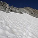 Im Abstieg verzichtete ich auf den untersten Teil des Blockgrates und stieg mässig steil direkt über ein Firnfeld zum Gletscher ab wo ich alsbald auf meine Aufstiegspuren traf. Der Basòdino (3272,4m) hatte mir richtig Spass gemacht :-)
