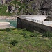 Die Staumauer vom Lago del Zött (1940m).<br /><br />Der Stausee hat Gesamtinhalt von 1,65 hm³. Der See ist durch einen Tunnel  verbunden ist der See mit dem Lago di Robièi, dessen Stauziel auf gleicher Höhe liegt. Die Staumauer hat eine Höhe von 34 Meter.