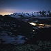 Sternenhimmel über den Walliser 4000ern. Im Tal leuchtet Saas Fee und Saas Grund