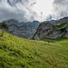 Aufstieg zum Kamm bzw. Einstieg. Der Weg ist etwas erratisch - mal horizontal, dann wieder in der Falllinie geht es hinauf.