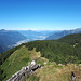 <b>Il panorama è avvincente. Oltre al fondovalle della Val Morobbia, la vista si spinge fino al Lago di Locarno e su alcune vette vallesane.</b>