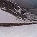 Rückblick auf den steilen Schneeanstieg zum Frühstücksplatz