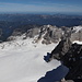 Hoher Dachstein - Ausblick am Gipfel. Über den Gosaugletscher geht der Blick u. a. zum Vorderen Gosausee, immerhin gut 2.000 m unter uns.