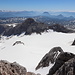 Hoher Dachstein - Ausblick am Gipfel über den Hallstätter Gletscher, u. a. zu den gestern besuchten Nachbarn: Hoher und Kleiner Gjaidstein. 