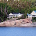 Ähnlich wie an der schwedischen Schärenküste haben viele Leute ihre Häuschen direkt am Wasser.