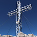 Hoher Dachstein - Am gemeinsamen höchsten Punkt der Steiermark und von Oberösterreich. Trotz des herrlichen Wetters hält sich der Andrang in Grenzen. Das Gipfelkreuz kann sogar frei abgelichtet werden.