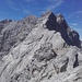 Auf diesem Grat geht's der Nördlichen Jägerkarspitze zu. Der nächste Kopf wird in Kletterführern als eigener Gipfel (Östliche Jägerkarspitze) gewertet und bezeichnet, da ein paar anspruchsvolle Klettereien durch deren Südwand führen.
