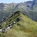 Vom Punkt 2573 m zum vorgelagerten Punkt 2568 m, dort ist im Steinmann ein Gipfelbuch deponiert