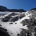 Zustieg zum Klettersteig führt unter dem Gletscher durch. Dabei müssen Schneefelder gequert werden.